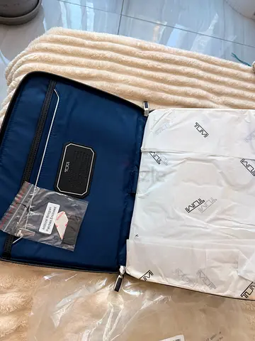 Tumi documents portfolio / case