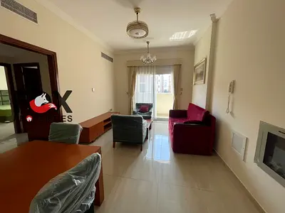للإيجار السنوي: شقة عائلية مفروشة بالكامل وتصميم عصري (غرفتين نوم وصالة) بموقع حيوى واستراتيجي بقلب منطقة الجرف 2 بعجمان.