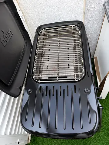 Portable charcoal BBQ grill with lid - compact outdoor cooker