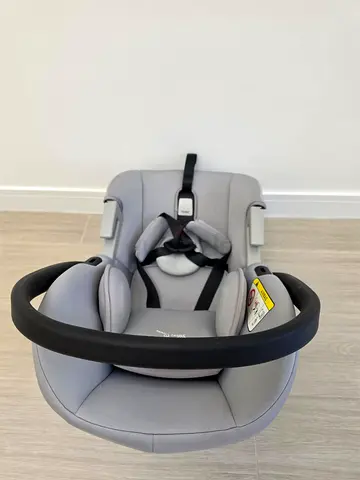 Light grey infant car seat / baby carrier (good condition)