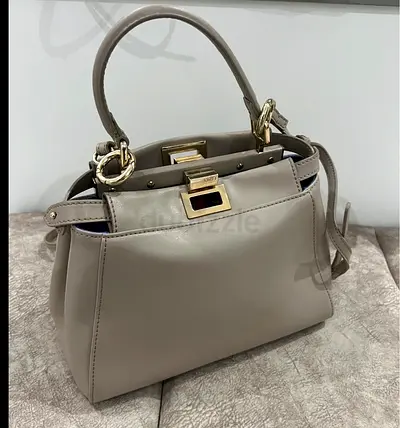 Copy a Light grey women's shoulder handbag with chain handles