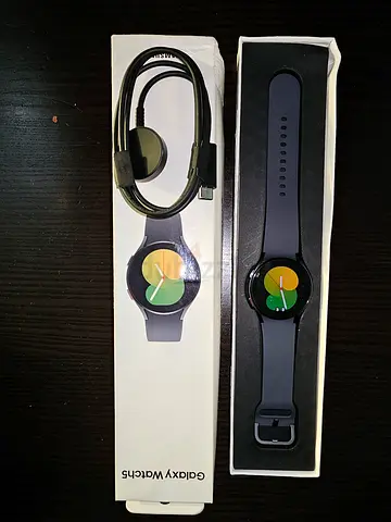 SAMSUNG S5 brand new watch with Geniune charger Box pack sealed brand new
