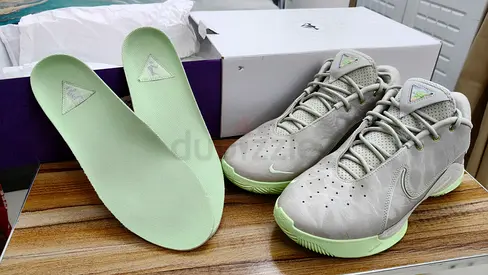 Nike LeBron 22 EP "Dunkman"
Size: US 10 / EU 44
EP version Solid Outsoles