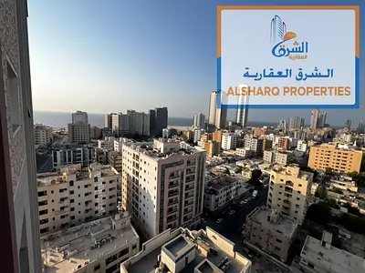 جمل وأكبر مساحات الشقق للإيجار السنوي في كورنيش عجمان 3 غرف وصالة غرف ماستر 4 حمامات صالة كبيرة منفصلة بلكونة خزائن بالحائط تكييف مركزي باركينج مجاني