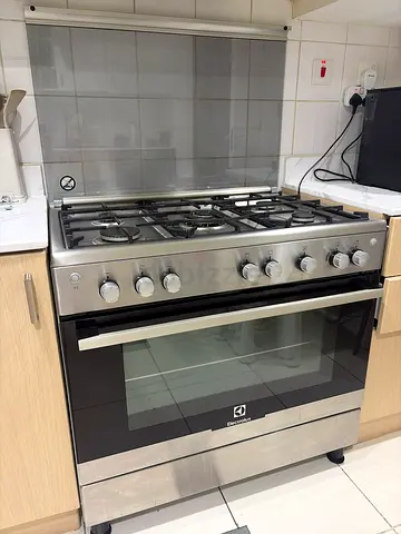 Electrolux Stainless Steel 5-Burner Gas Range with Oven - Good Condition