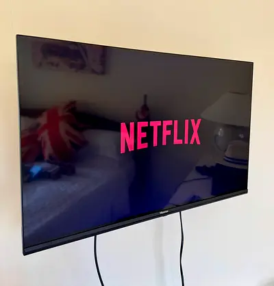 Slim 32-inch Hisense SMART LED TV - Excellent Condition, Netflix Ready