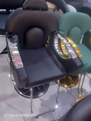 Adjustable Salon/Barber Chair with Chrome Accents - Black