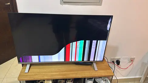 Toshiba 43” 4K QLED TV 43C450MW – Broken Screen / For Parts /no remote