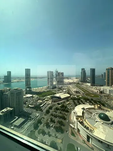 ثلاث غرف وصالة للإيجار على مخرج دبي بمنطقة التعاون | بلكونة و3 حمامات وتكييف مركزي وخزائن حائط وجيم ومسبح مجاني