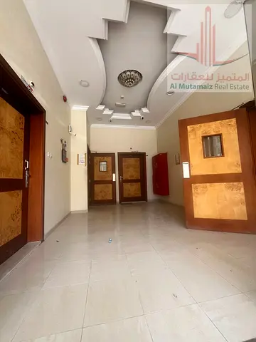 شقة غرفة وصالة للإيجار السنوي في منطقة الروضة 1، بموقع مميز ومناسب للعائلات، مع تسهيلات في الدفع وصيانة كاملة على المالك طوال فترة الإيجار.