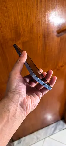 Samsung ZFlip6 256 GB 12GB Ram with Charger and with Buds 3 - Excellent Condition