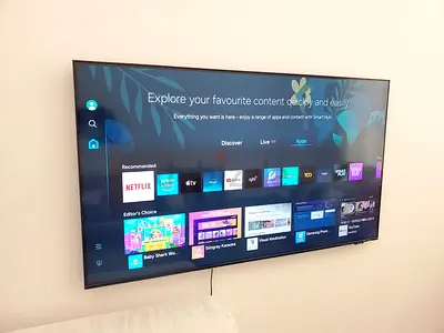 Samsung 65" Crystal UHD 4K Smart TV (UA65CU7000) – Excellent Condition