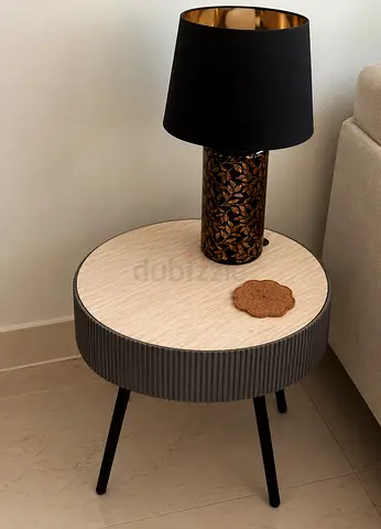 Round Side Table / Bedside Table with Ribbed Edge and Wooden Top and with black lamp