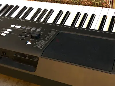 Yamaha E373 keyboard - 61 keys, Excellent condition. With Yamaha Adapter. Thompsun Stand and Bag.