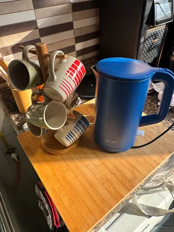 Kettle with mugs set