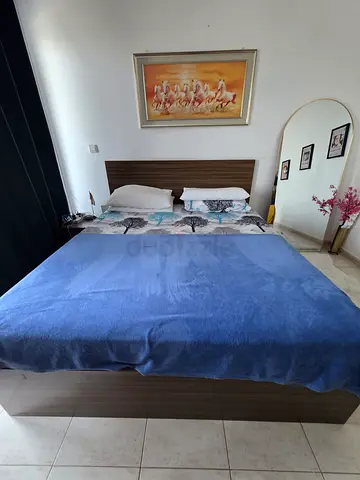KING SIZE BED + PREMIUM MATTRESS FOR SALE
 Gently used — only 8–9 months old
📏 King Size: 180 × 200