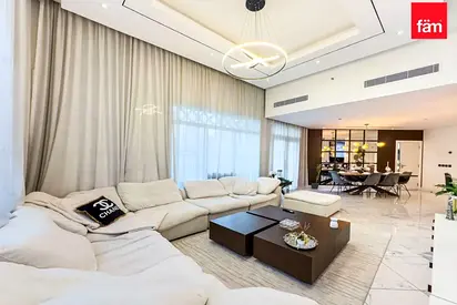 Vacant | Beach Access | Modern 3 Bed APT |Upgraded