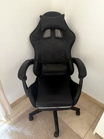 Black ergonomic gaming/office chair with headrest and armrests - good condition