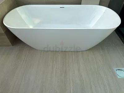 Freestanding White Acrylic Bathtub - Modern Oval Soaking Tub