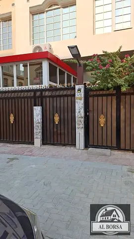 للإيجار في الزاهية تاون هاوس مكون من 3 غرف نوم وصالة ومطبخ واسع وحديقة.