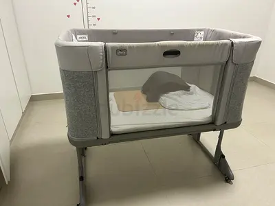 Chicco bedside bassinet / co-sleeper in good condition