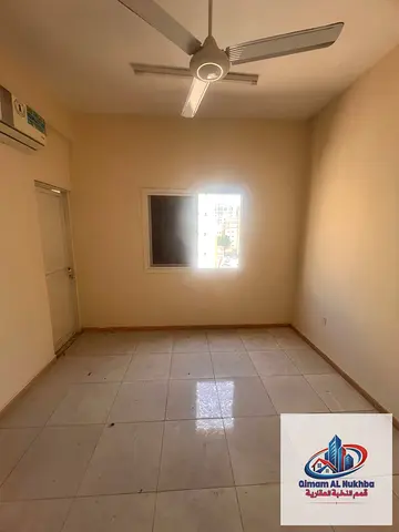 اغتنم الفرصة استديو بمواصفات شقة في النباعة الشارقة مساحة كبيرة جدا بلكون وتشطيب ممتاز باركن مجاني وقرب نستو وسهل الوصول الى مخرج دبي