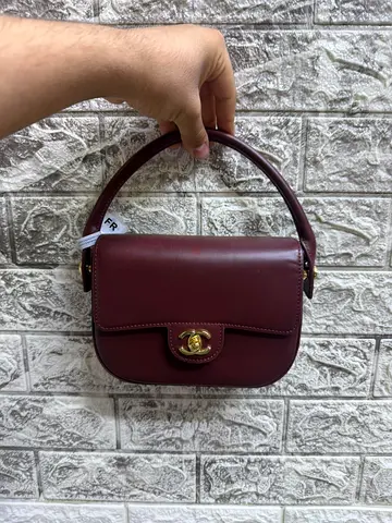 Pre-owned burgundy leather shoulder bag with gold-tone turnlock