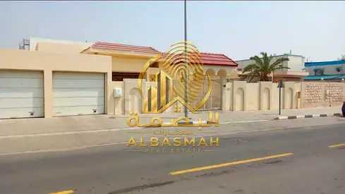 للبيع بيت طابق أرضي في الشهباء – الشارقة أرض 10,000 قدم² | موقع هادئ | فرصة مميزة فرصة لامتلاك بيت أرضي في منطقة الشهباء، يتميز بمساحة أرض كبيرة وتصميم عملي يناسب العائلات الباحثة عن الراحة والخصوصي