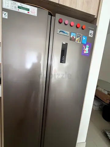 Krome double-door refrigerator in very good condition (side-by-side)