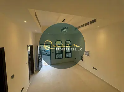 Large space / Prime and vibrant location / Close to services and amenities