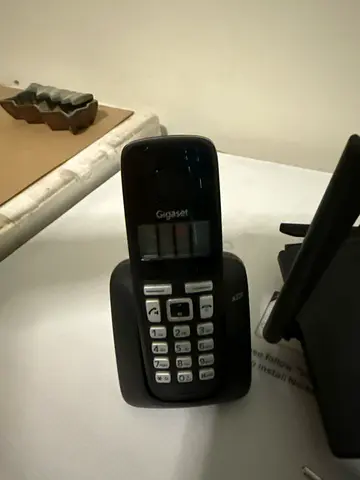 Gigaset cordless landline handset with charging base — good working condition
