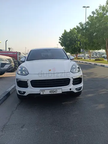 Porsche cayenne 2015-White/Maroon Leather-AED 51,000