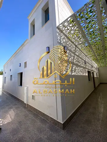 للبيع فيلا في المنصورة – الشارقة دور واحد | زاوية شارعين | مجددة بالكامل فرصة مميزة لامتلاك فيلا جاهزة للسكن في منطقة المنصورة، بموقع زاوية على شارعين وتشطيبات مجددة بالكامل