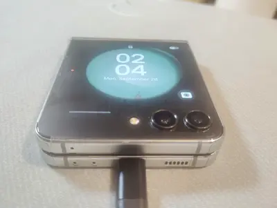 Samsung Galaxy Z Flip5 (Mint/Green) - Good Condition, Unlocked