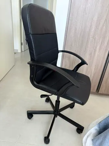 Black ergonomic office chair with armrests and wheels (like new)
