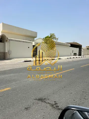 فيلا للبيع – الخزامية – 12,000 قدم مربع فرصة مميزة لامتلاك فيلا واسعة في واحدة من المناطق السكنية المرغوبة في الشارقة. تتميز العقار بموقع هادئ واستراتيجي بالقرب من الشارع الرئيسي والمسجد، مع أرض واسع