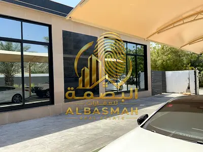 فيلا للبيع – الدراري، ضاحية مغيدر – 13,810 قدم للبيع فيلا فاخرة بموقع مميز جدًا في منطقة الدراري – ضاحية مغيدر، الشارقة، على الشارع العام مباشرة، وتتميز بمساحة أرض واسعة وتصميم مناسب للسكن العائلي وا