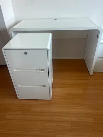 Desk with detach draws