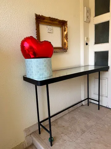Entrance console with mirror surface