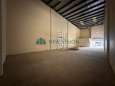 مستودع 3800 قدم للإيجار في الصناعية 4