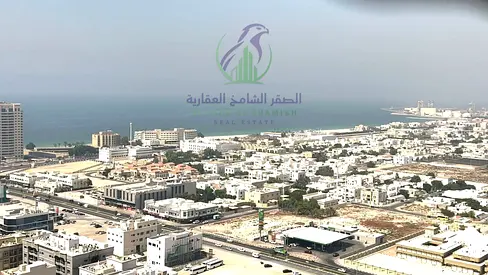 شقة غرفتين وصالة للإيجار السنوي في الخان الشارقة بغرفتين ماستر وإطلالات بحرية مباشرة وبلكونة