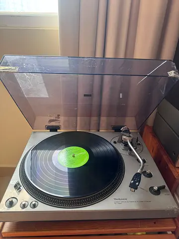 Technics SL-1300 turntable with dust cover