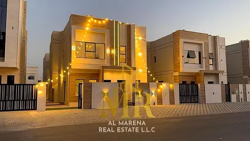 فيلا للبيع في الحليو 2 | 4 غرف ماستر بالكبتات | روف وحوش كبير | شامل التسجيل والكهرباء والماء فرصة عقارية مميزة لا تفوّت للتملك الحر في إمارة عجمان في