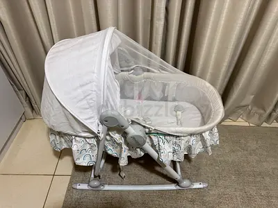 Junior’s Portable Baby Bassinet / Rocker with full Canopy