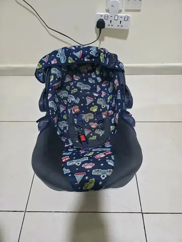 Infant car seat / baby carrier with canopy - used, good condition