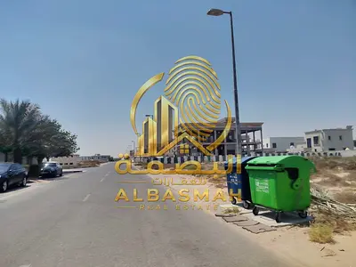 لببيع ارض سكنيه بالشارقه منطقه الحوشي علي شارعين امامي وخلفي تملك حر للعرب