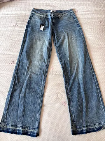 Light Blue Women's Wide-Leg Jeans with Butterfly Lace Back Pockets - Size US 5