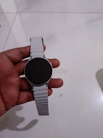 Round-screen Smartwatch with White Strap - Good Condition