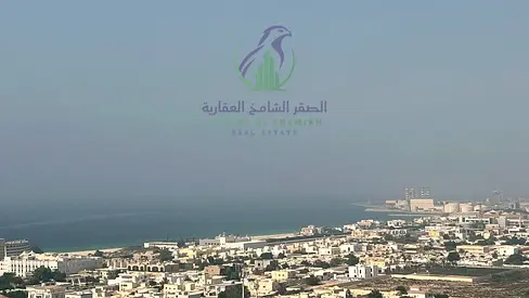 شقة مميزة غرفتين وصالة للإيجار السنوي في منطقة الخان بالشارقة تتميز بإطلالات بحرية مباشرة تمنح الشقة أجواء مفتوحة ومريحة