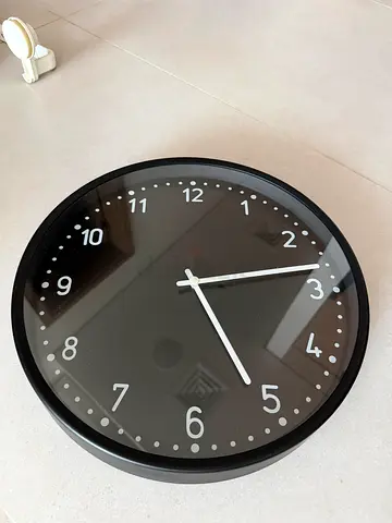 Large Round Wall Clock (used, working) - Battery Operated